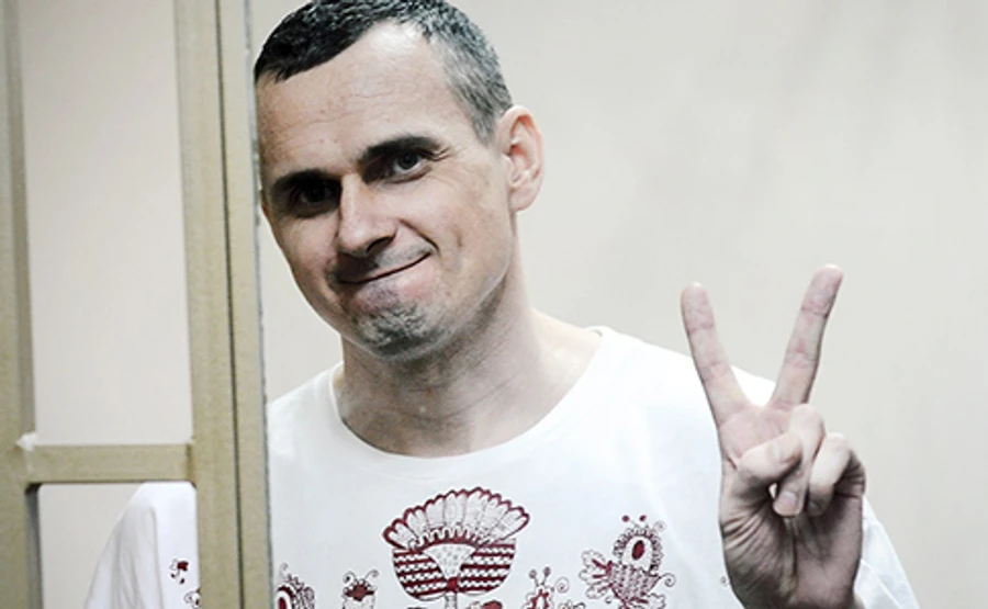 Сенцов набрал вес, занимается спортом и творчеством - адвокат