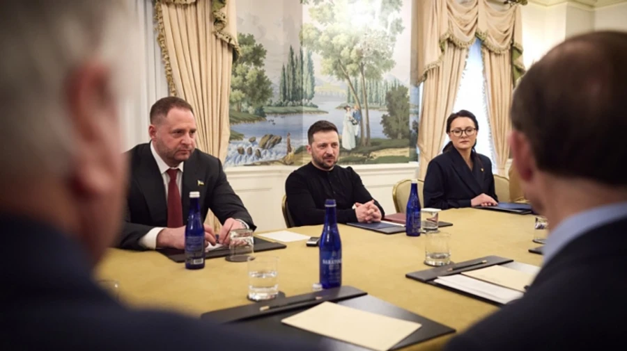Zelenskyy meets with bipartisan US Senate delegation in Washington – video