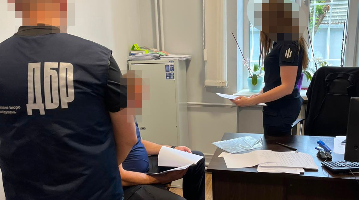 Судитимуть працівника ТЦК на Закарпатті, який на ніч прикував чоловіка до драбини