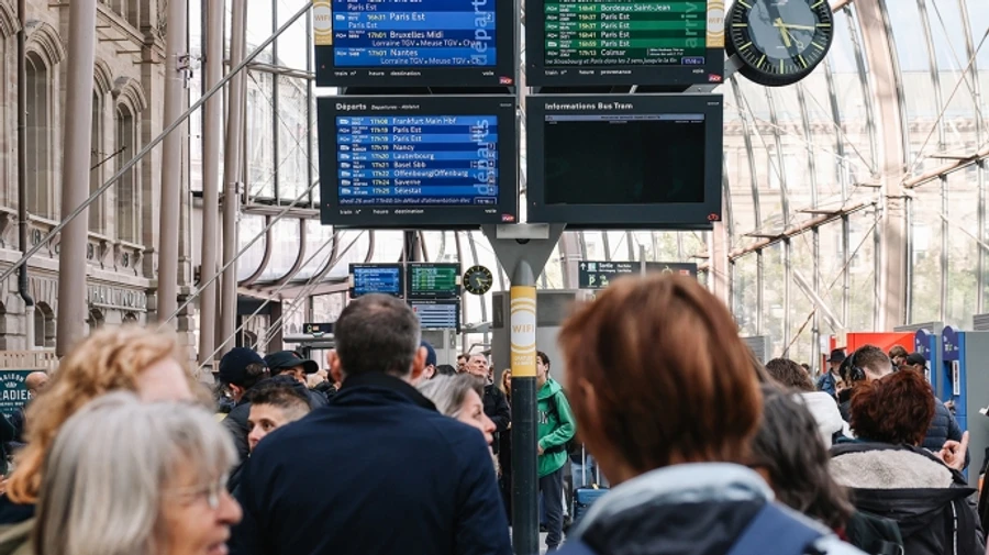 Потяг з депутатами Європарламенту хаотично евакуювали після незрозумілого вибуху