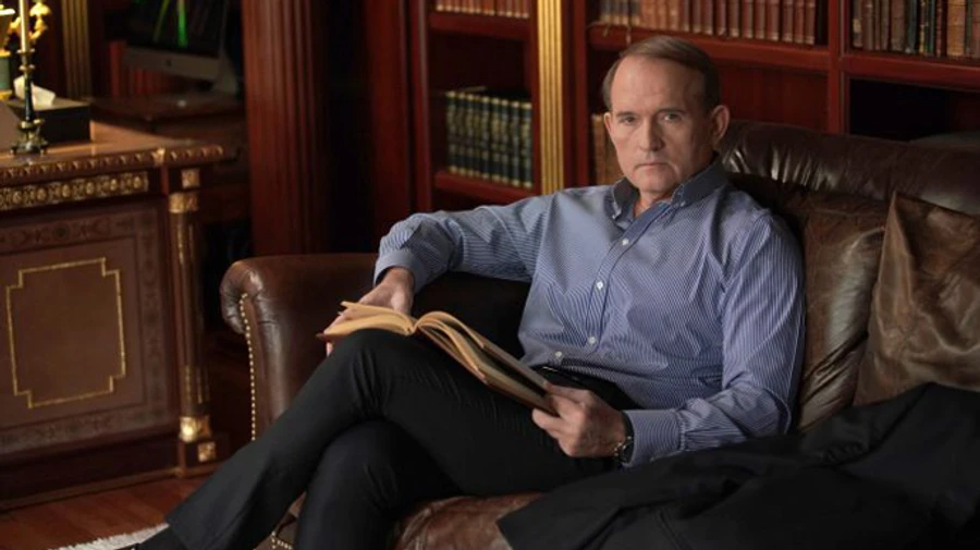 Медведчук показал фрагмент своей редкостной Библии