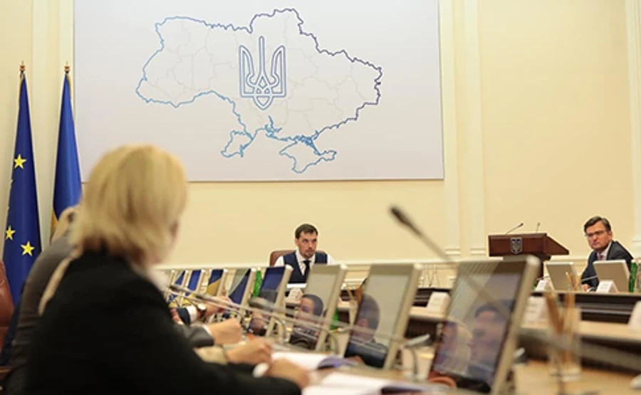 Кабмин обнародовал зарплаты чиновников, самая высокая – у Авакова