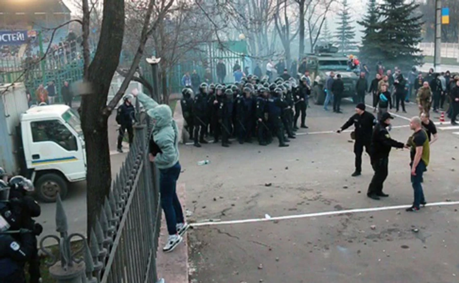 Сутички у Маріуполі: постраждали 9 поліцейських, про затриманих не повідомляється