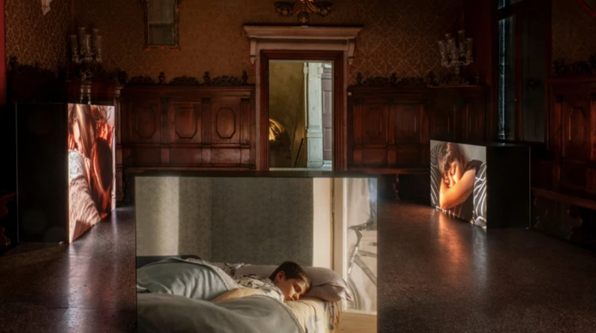 Premio OFFSCREEN Paris assegnato al duo di artisti ucraini Yarema Malashchuk e Roman Khimei per l'installazione video "You Shouldn't Have to See This" sulla deportazione di bambini ucraini in Russia