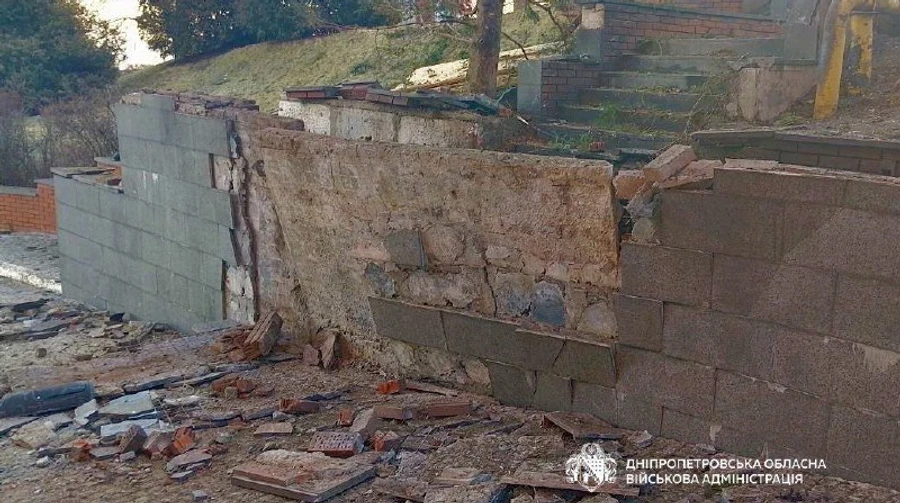 Атака РФ на Дніпро: пошкоджені багатоповерхівки і транспортна інфраструктура, є поранений