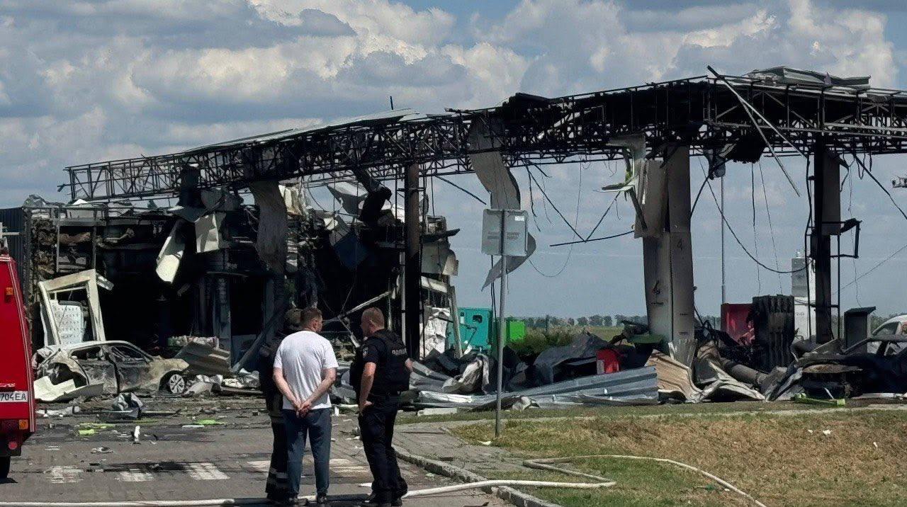 Російський дрон атакував АЗС на Херсонщині: двоє людей загинули, ще дев’ять поранені