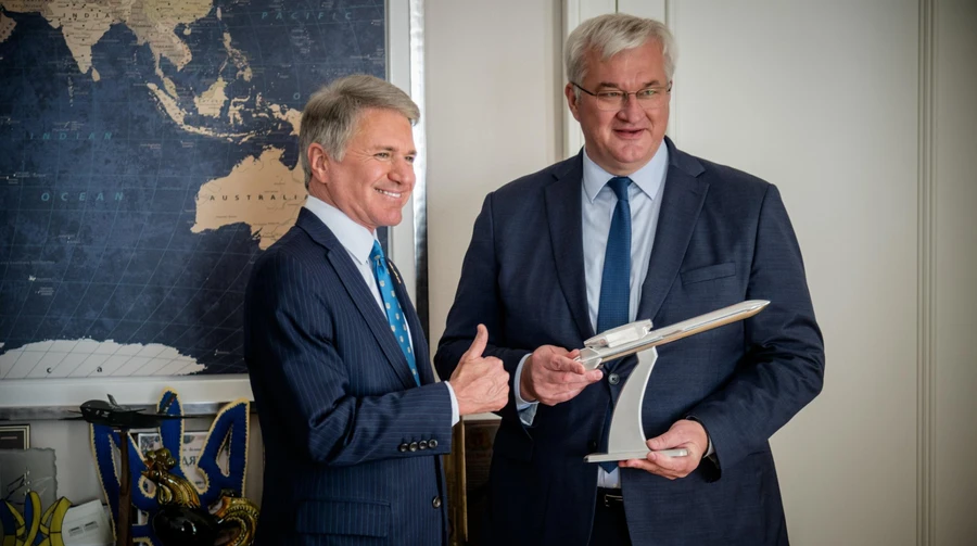 Former chair of US House Committee on Foreign Affairs visits battlefield in Ukraine