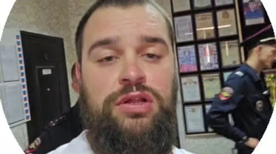 Pro-war blogger detained in Russia for criticising authorities and certain old man – video