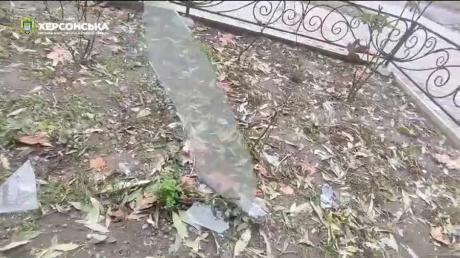В ночных атаках на Херсон ранен человек, в медучреждении выбило окна