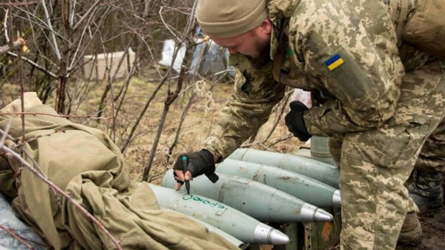 Da Vinci fighters write Glory to Heroes on shells and fire them at Russians near Bakhmut