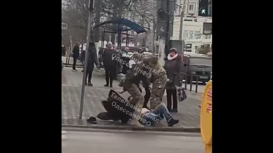 Одессита жестко задержал военкомат посреди улицы. ОК Юг говорит: виновных накажут
