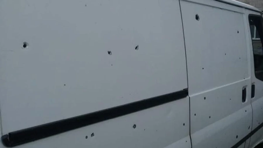 Сумщина: уламки мін влучили в шию мешканця, потрощено авто