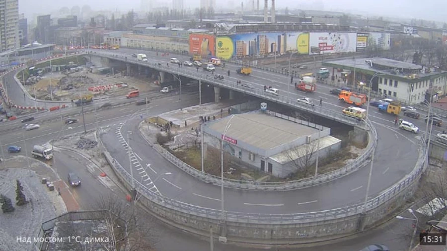 На Шулявському мосту втомилися і впали стовпи освітлення: рух паралізовано 