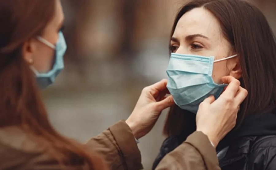 Кабмин настаивает, что на улицу надо выходить в маске