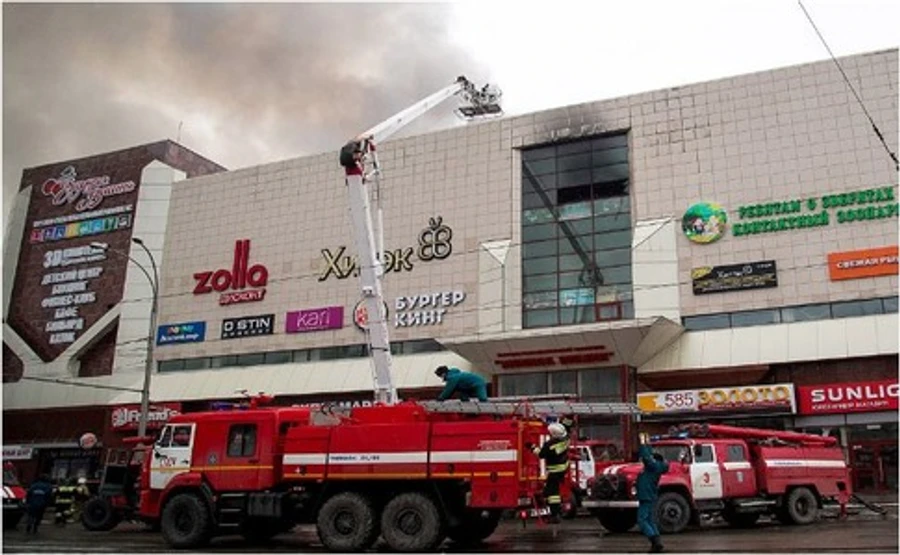 Пожежу в російському ТЦ ліквідували, 40 загиблих