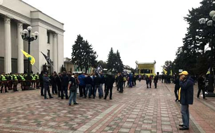 Автомобілісти згорнули акцію під Радою