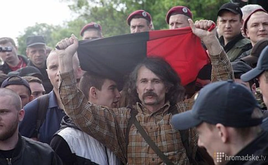 В Киеве георгиевская лента спровоцировала столкновения