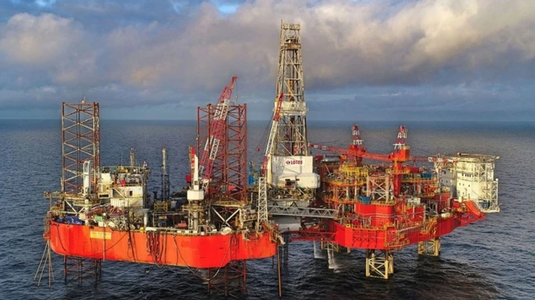 Two Russian fighter jets fly over drilling platform in Baltic Sea