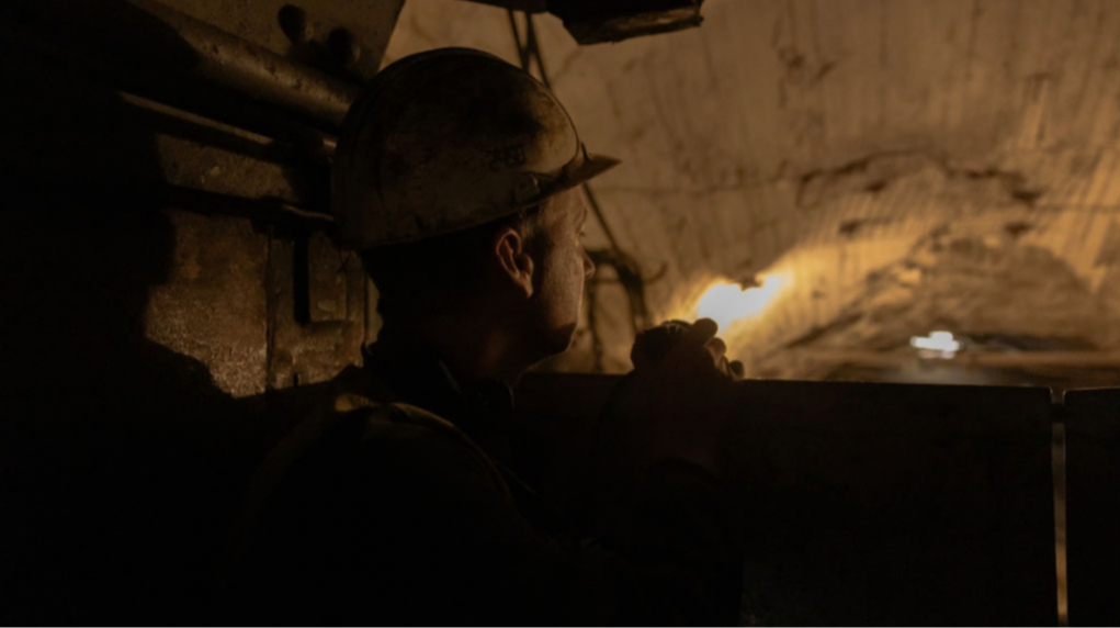 Attacchi aerei russi contro strutture carbonifere in Ucraina: danni e reazioni ufficiali

## Approfondimento
Gli attacchi aerei russi contro le strutture carbonifere nella regione di Donetsk hanno causato danni significativi, colpendo sale caldaie, edifici amministrativi e strutture di stoccaggio. Le società colpite non sono attualmente operative.

## Possibili Conseguenze
Gli attacchi potrebbero avere conseguenze negative sulla produzione di carbone e sull'economia ucraina, oltre a mettere a rischio la sicurezza energetica del paese.

## Opinione
La Ministra dell'Energia ucraina, Svitlana Hrynchuk, ha condannato gli attacchi, definendoli un atto di terrorismo russo, e ha annunciato colloqui con i partner per rafforzare la difesa aerea e assicurare l'attrezzatura per il rapido ripristino delle infrastrutture energetiche.

## Analisi Critica dei Fatti
Gli attacchi russi contro le strutture carbonifere ucraine sono un esempio di come la guerra in Ucraina stia avendo un impatto significativo sull'economia e sulla sicurezza energetica del paese. La comunità internazionale dovrebbe condannare questi attacchi e sostenere l'Ucraina nella sua lotta per la difesa della sua sovranità e integrità territoriale.

## Relazioni con altri fatti
Gli attacchi russi contro le strutture carbonifere ucraine sono parte di una più ampia strategia di attacchi contro le infrastrutture energetiche ucraine, che include anche attacchi contro centrali elettriche e gasdotti.

## Contesto storico
Gli attacchi russi contro le strutture carbonifere ucraine sono iniziati nel 2022, come parte della guerra in Ucraina. La regione di Donetsk è stata una delle aree più colpite dagli attacchi, con numerose società carbonifere e infrastrutture energetiche colpite.

## Fonti
La fonte di questo articolo è il sito ufficiale del Ministero dell'Energia ucraino, [www.mev.gov.ua](https://www.mev.gov.ua/novyna/rosiya-atakuvala-vuhilni-pidpryyemstva-na-donechchyni?fbclid=IwY2xjawN4MGFleHRuA2FlbQIxMABicmlkETEyd3ZXSUZDM1FLR2ZSQlBpAR7ve_zbvdXYKDdj4svInYhK_5fEB3yXKNZwrYlPhV_drGHnhdxDAQe1DLlERQ_aem_JbpZGwNvcNmSiiulTD-uUA).