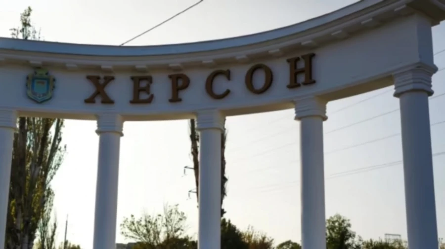 Russians attack on Kherson kills man, injures two women