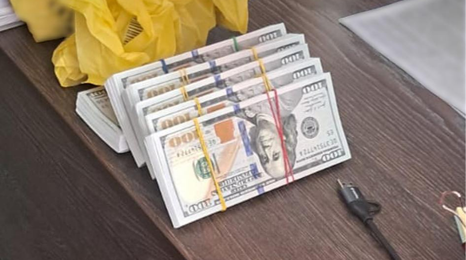 НАБУ та САП зловили працівників СБУ на хабарі у понад $100 тисяч