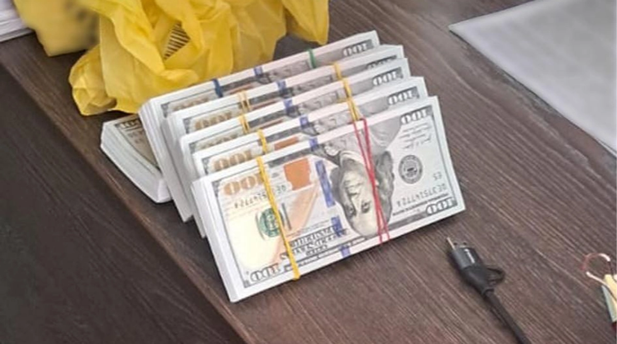 НАБУ та САП зловили працівників СБУ на хабарі у понад $100 тисяч