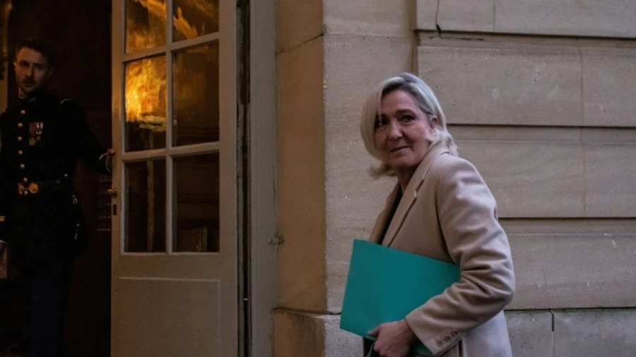 Премьер Франции встретился с Ле Пен ради сохранения правительства