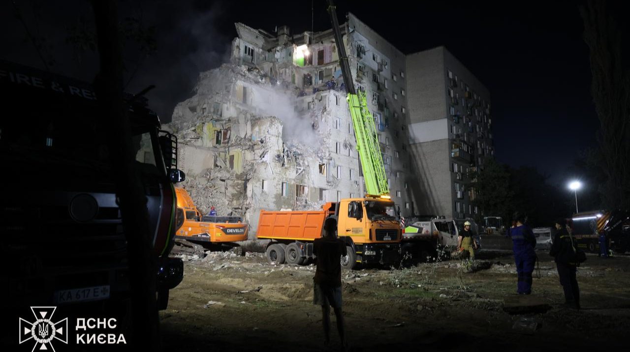 У Києві після російського удару шукають ще 3 людей: вони не виходять на зв’язок У Києві після російського удару шукають ще 3 людей: вони не виходять на зв’язок