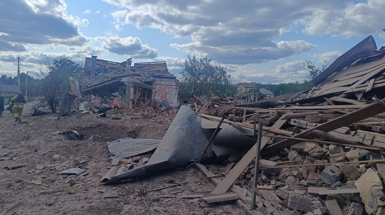 Окупанти скинули авіабомби на Ізюм: загорівся будинок і авто, троє людей постраждали