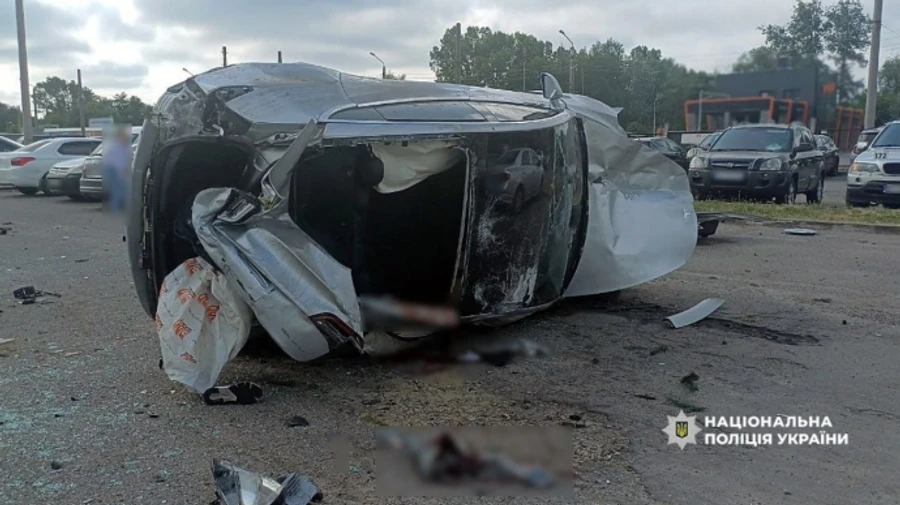 У Полтаві Тесла влетіла у стоянку – п’ятеро постраждалих