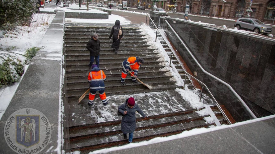 Киян закликають до обережності: ожеледиця