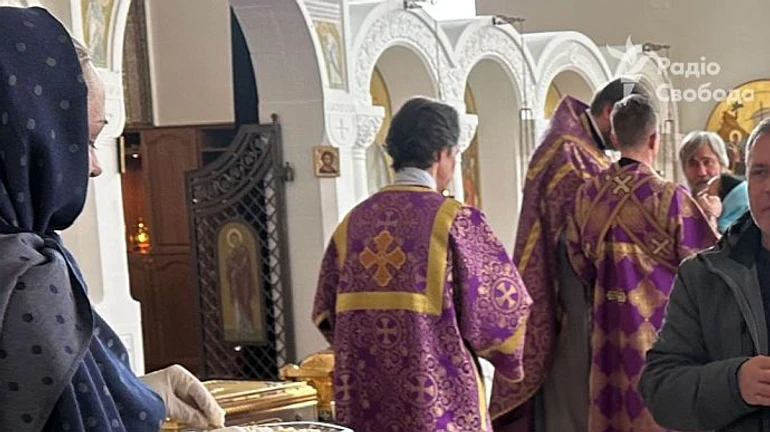 Former Ukrainian MP Vadym Novynskyi leads service in Russian Orthodox church in Zurich with portrait of Zelenskyy