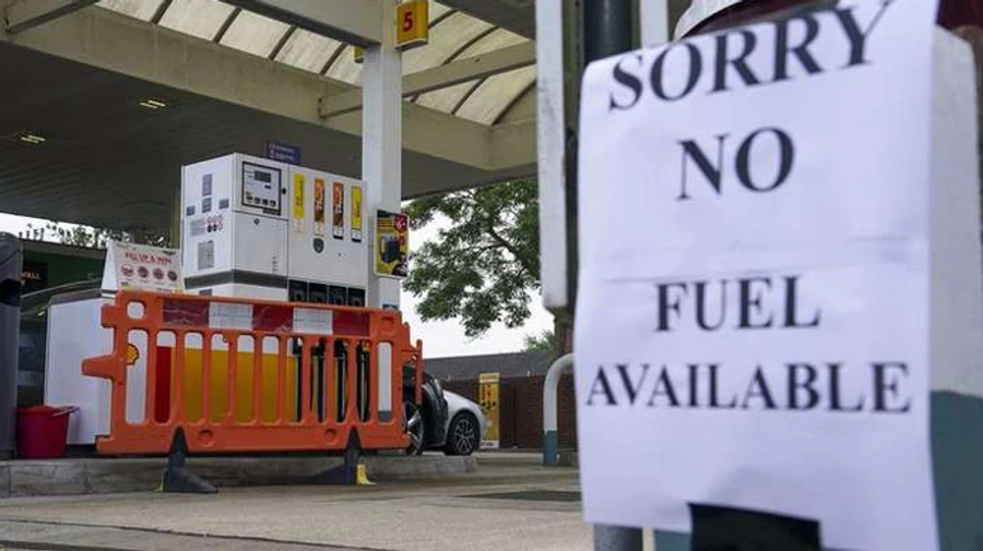 Паніка на АЗС у Британії: для врегулювання кризи залучать армію