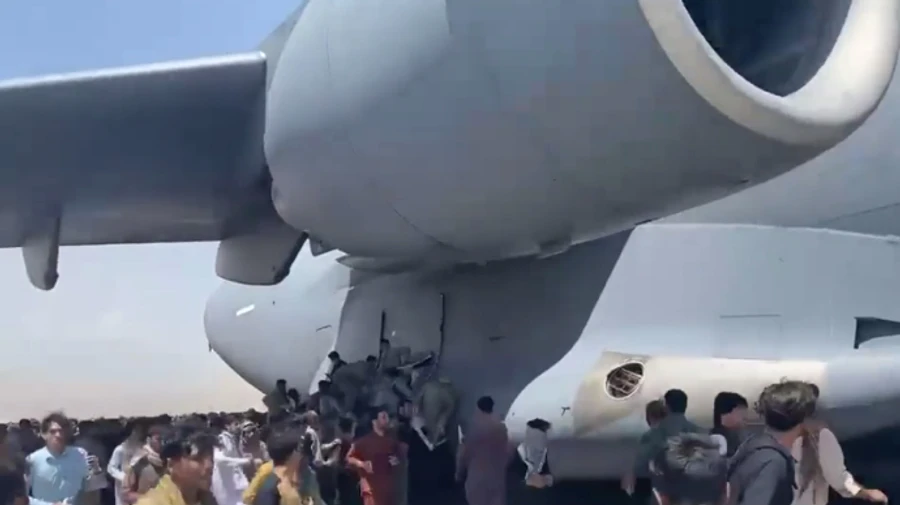 Афганцы пытались вылететь из Кабула, цепляясь за самолет США