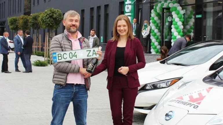 На електромобілі почали вішати особливі номерні знаки