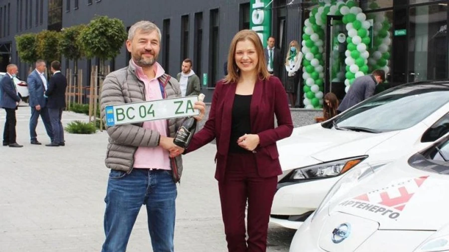 На електромобілі почали вішати особливі номерні знаки