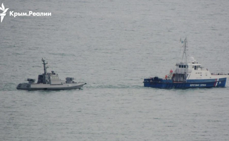 Захваченные украинские катера выводят из оккупированной Керчи - СМИ