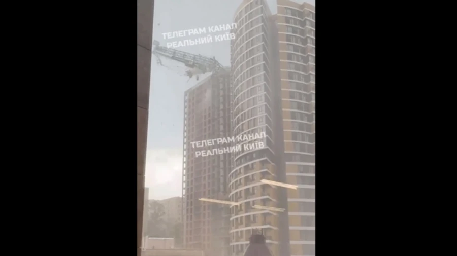 У Києві через негоду впав будівельний кран