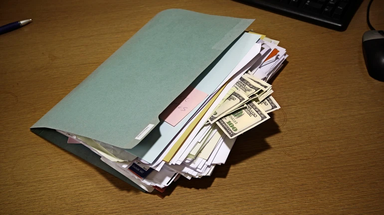 У Києві завідувач відділення лікарні та психіатр вимагали $25 тис. у пацієнта