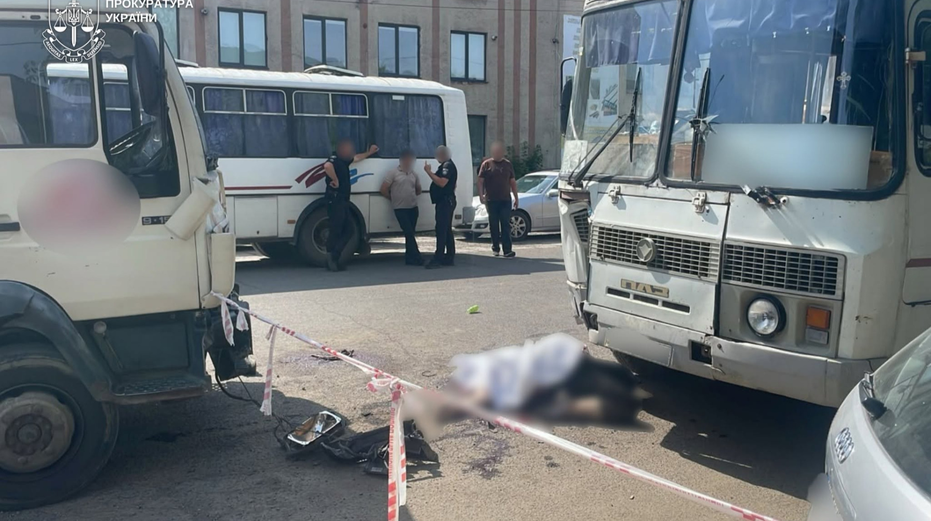 Вантажівка влетіла в людей, які виходили з автобуса на Закар