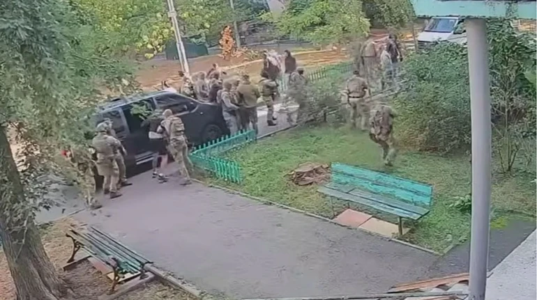 З'явилось відео перестрілки між СБУ та ГУР у Києві