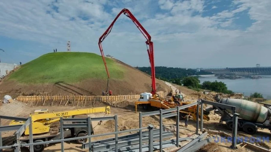 На Хортице устанавливают флагшток в 40 метров и 4 тонны