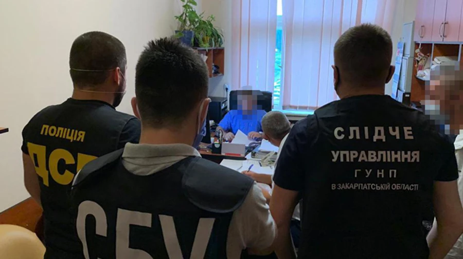 У трьох областях обшуки: посадовці закупили неякісний захист від COVID-19 для лікарів