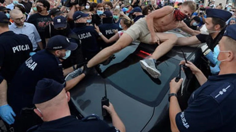 Від танців до поліцейського насилля: що викликало нові масові протести у Польщі