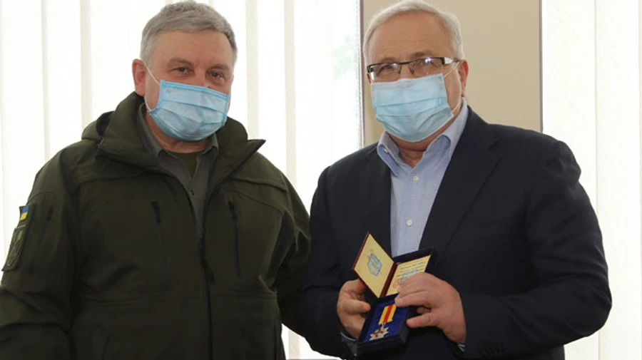 Міністр оборони нагородив ексрегіонала Вілкула медаллю за допомогу ЗСУ 