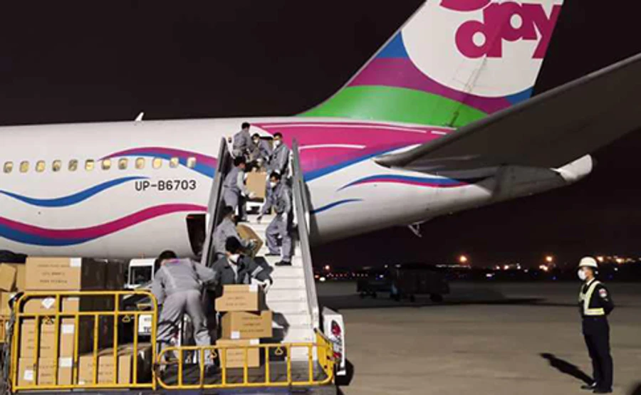 У Китаї завантажують чергову партію масок і костюмів для України