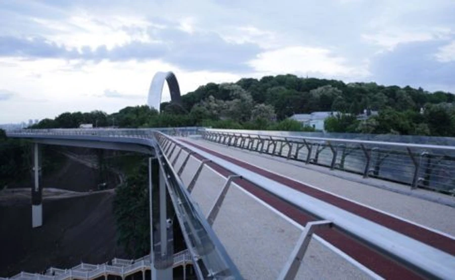 Кличко назвал дату, когда откроют стеклянные части на скандальном пешеходном мосту