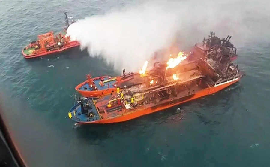 Танкеру, що загорівся в Чорному морі, було заборонено заходити в порт РФ через санкції