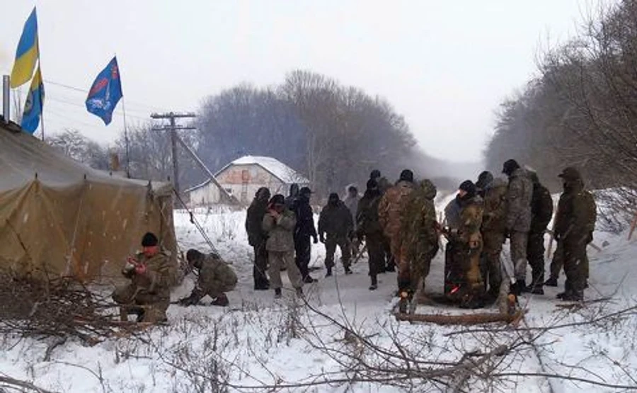 Участники блокады заявляют о нападении титушек, есть раненый