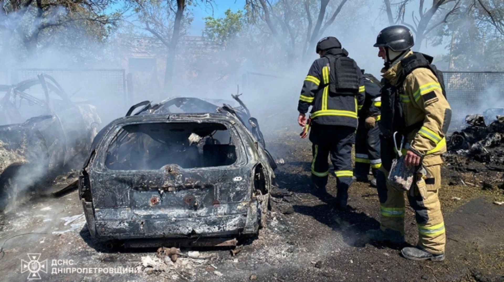 көптеген жетілген әйелдер мен 1 еркек